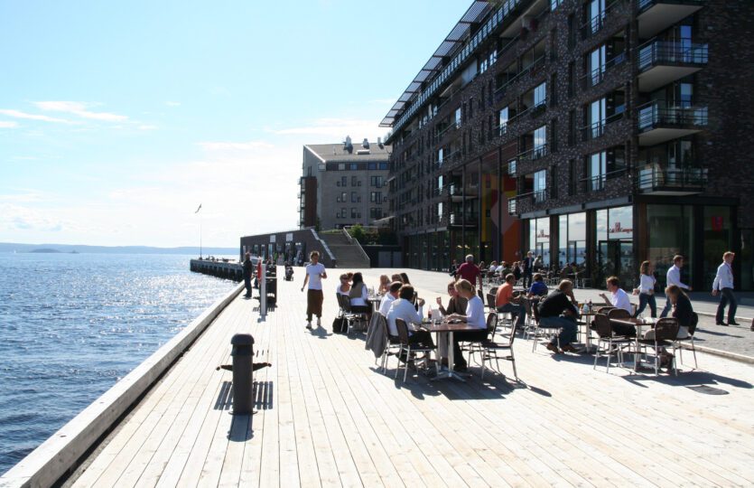 Store bryggeområder for plass til å både ha sosiale treff, uformelle møter og spasere langs sjøen.