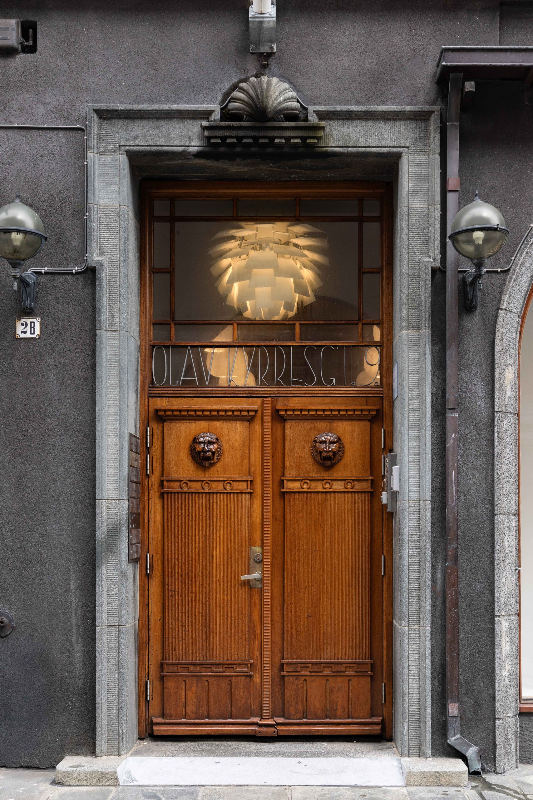 Nydelig inngangsparti til kontorlokaler i Starvhusgaten