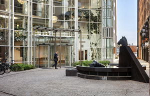 Fjordalléen 16 ligger som en gallionsfigur ved Bryggetorget og sea-front mot Oslofjorden