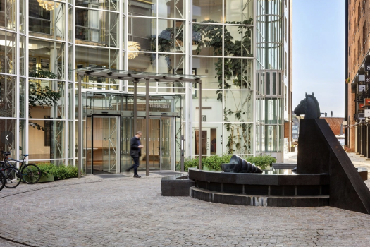 Fjordalléen 16 ligger som en gallionsfigur ved Bryggetorget og sea-front mot Oslofjorden