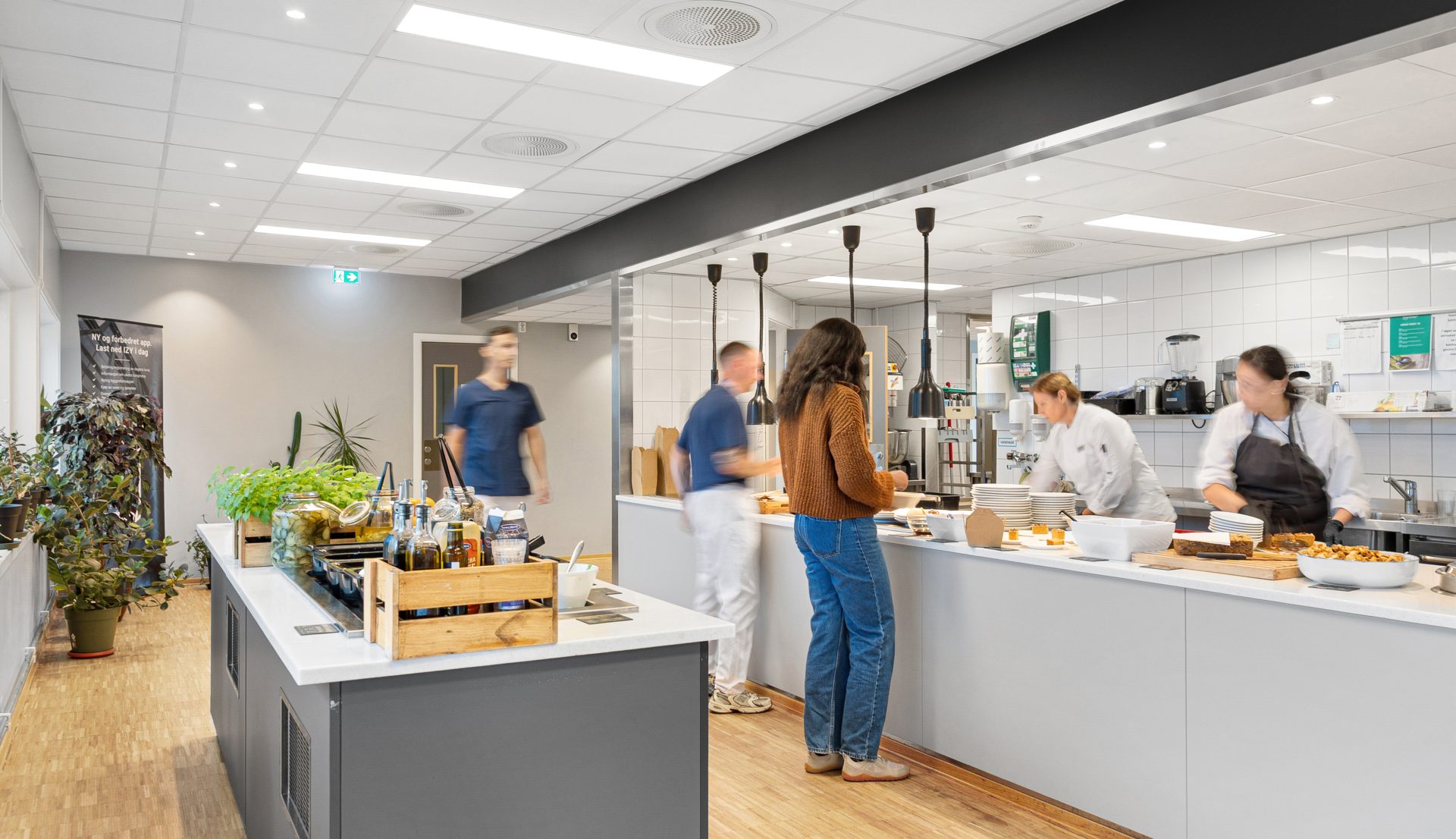 Det serveres varmmat, salat og brød med pålegg i personalrestauranten